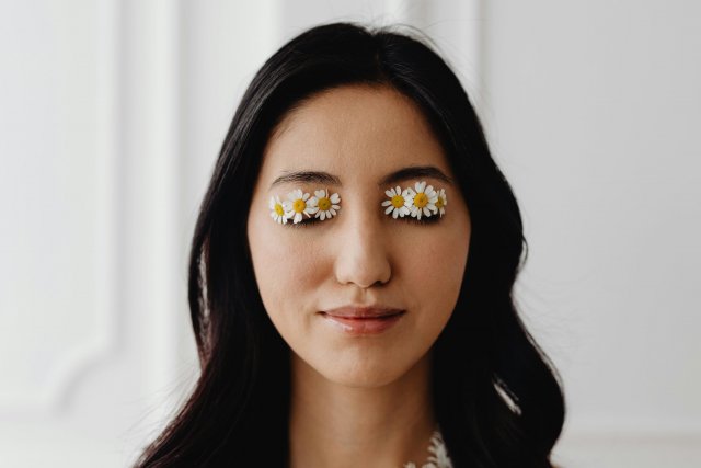 Rajeunir le regard sans chirurgie avec la blépharoplastie médicale